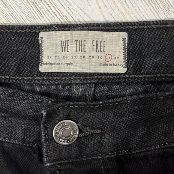 We the Free Maggie Mid Rise Straight Leg Black Distressed Jeans Size 31 - Picture 6 of 12